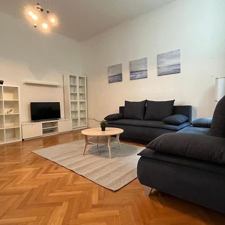 Stylish Apt Near Urania 1Br Appartement Wenen Buitenkant foto