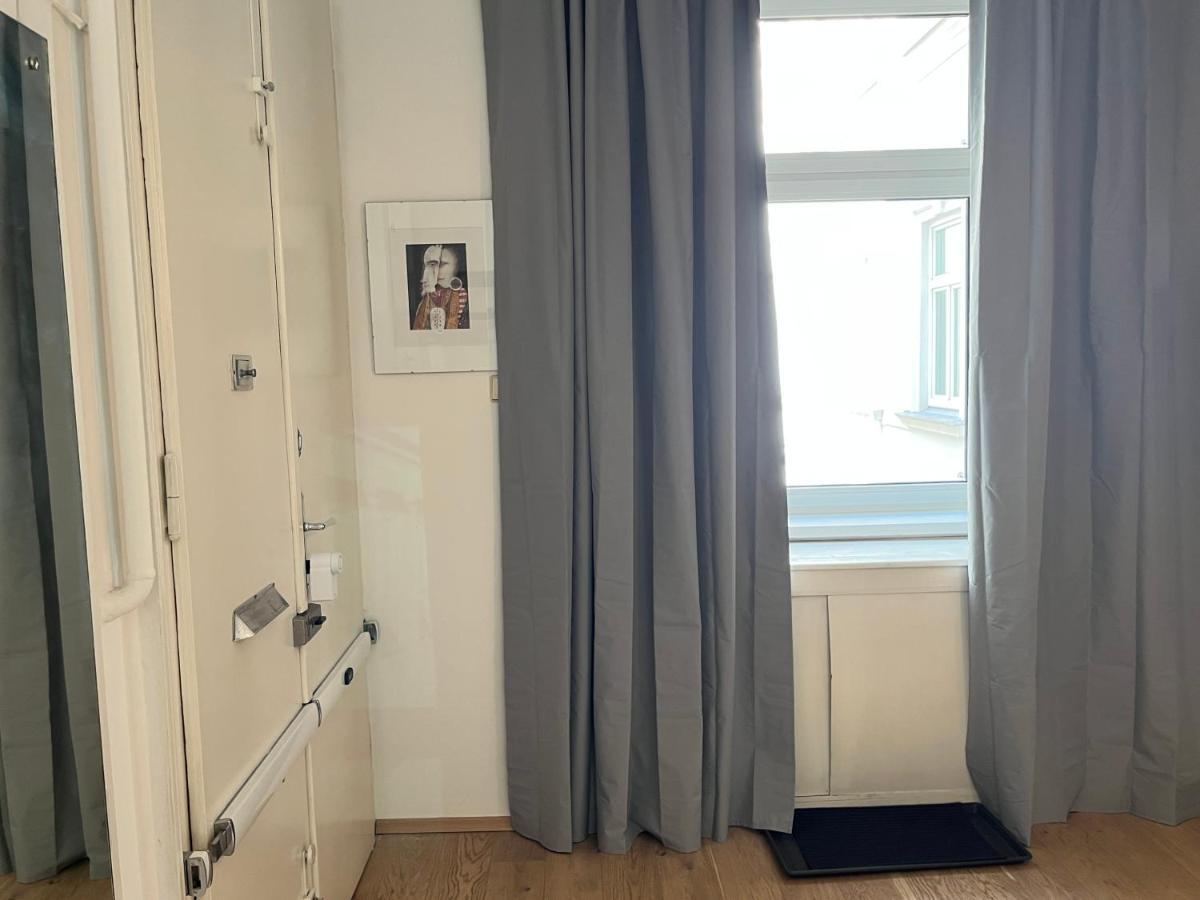 Stylish Apt Near Urania 1Br Appartement Wenen Buitenkant foto