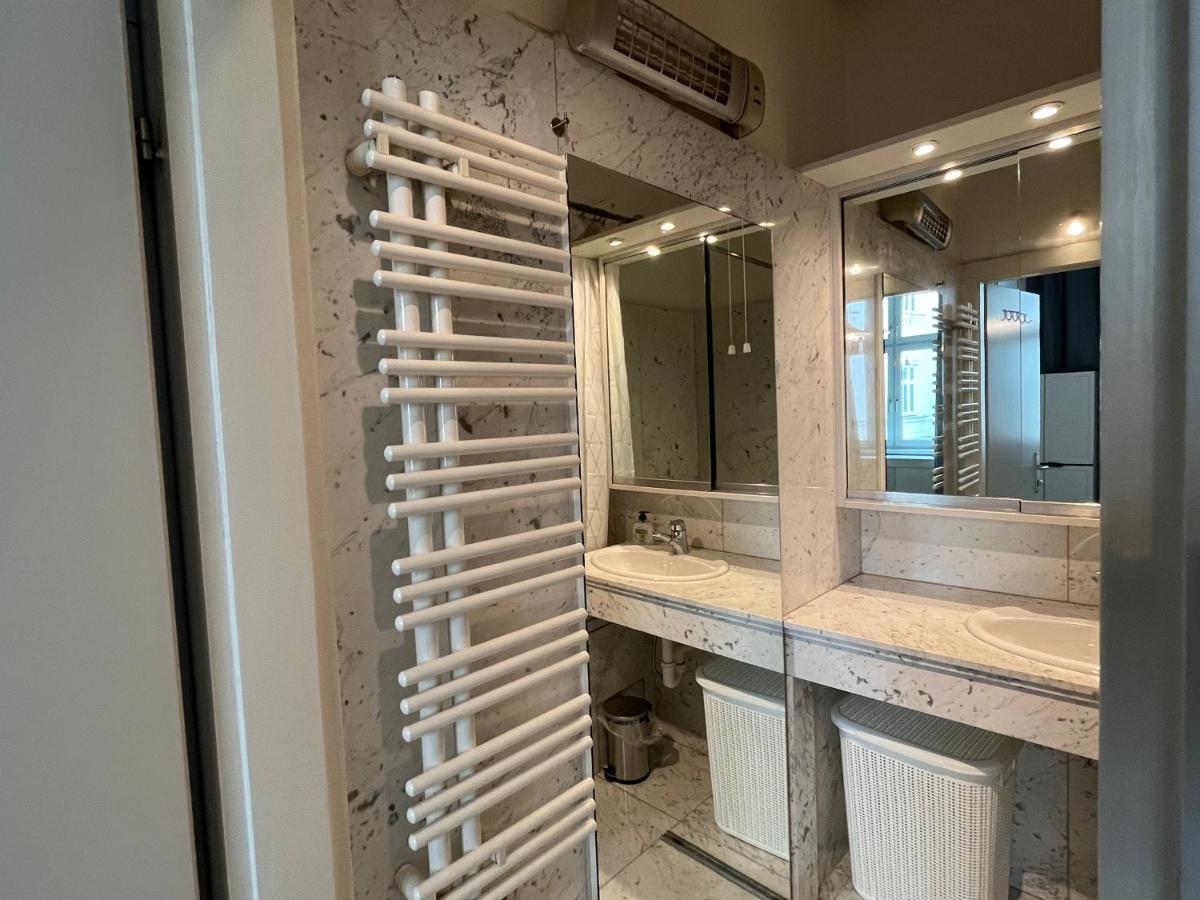 Stylish Apt Near Urania 1Br Appartement Wenen Buitenkant foto